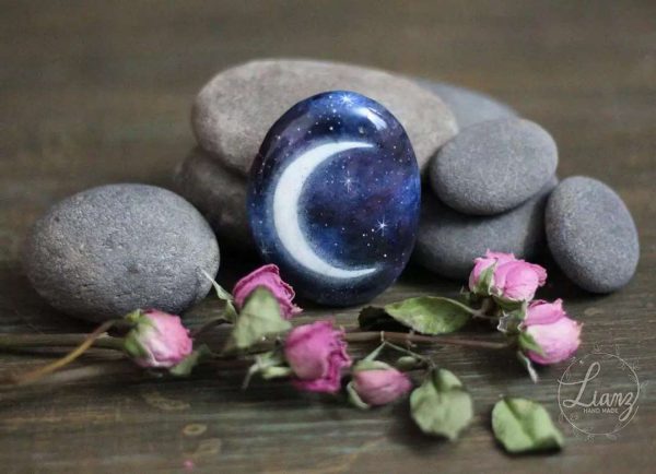 Piedras pintadas en ambos lados, luna y pluma algo… – Steinmalerei / Acryl von Lianzhi Artist