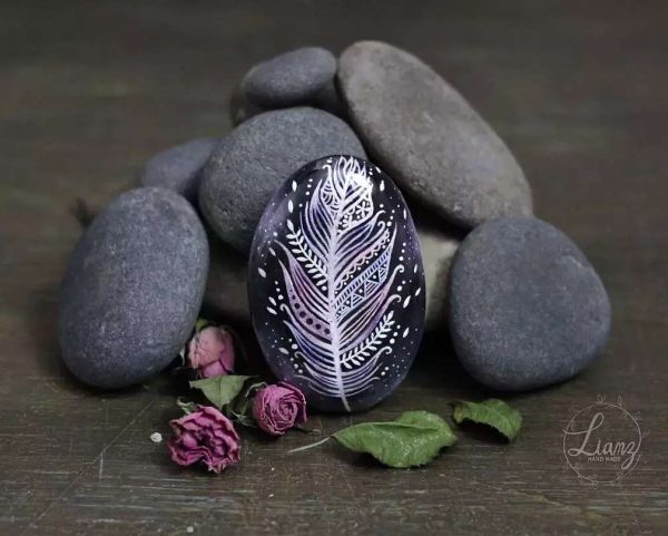 Arte de plumas sobre piedra a mi estilo – Steinmalerei / Acryl von Lianzhi Artist
