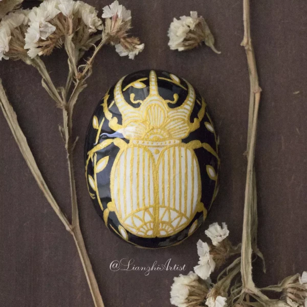 Small beetle on stone – Steinmalerei / Acryl von Lianzhi Artist
